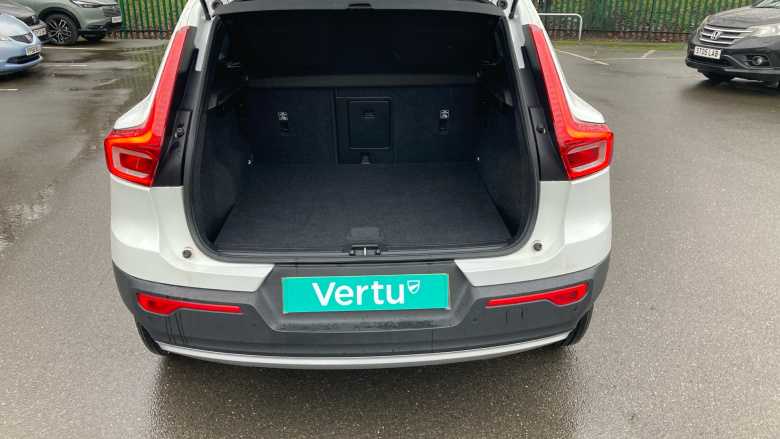 Volvo Xc40 2.0 T4 Momentum Pro 5dr AWD Geartronic Petrol Estate